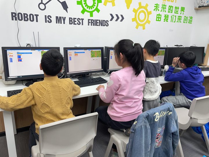 郑州新东方教育机器人编程精品课程开课了，火热招生中！